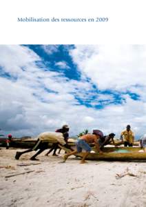 Mobilisation des ressources en À Madagascar, les membres d’une coopérative de pêche préparent leur pirogue, leurs lignes et leurs petits filets